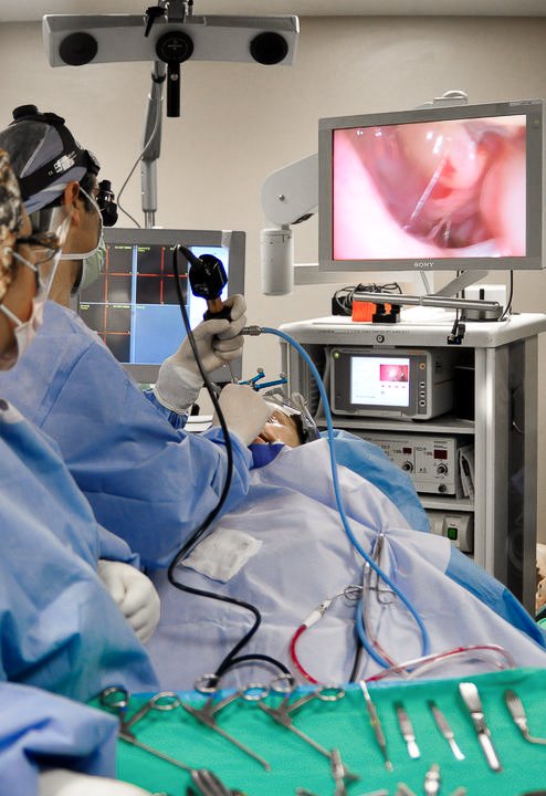 otolaryngologist mani zadeh, md performing an endoscopic sinus